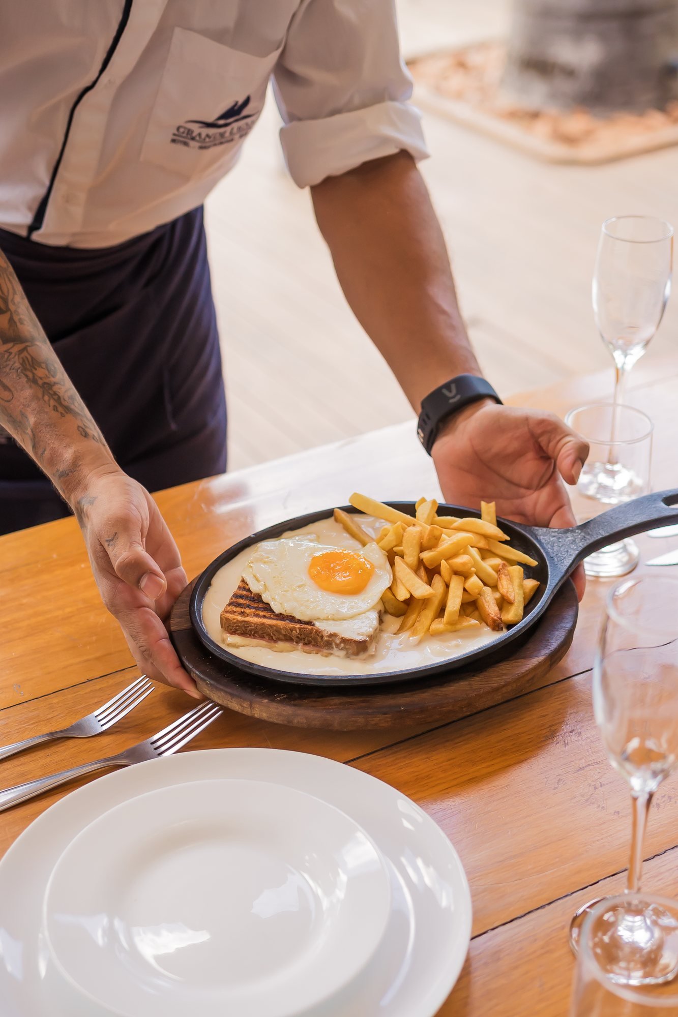 Croque madame com ovo e batatas fritas