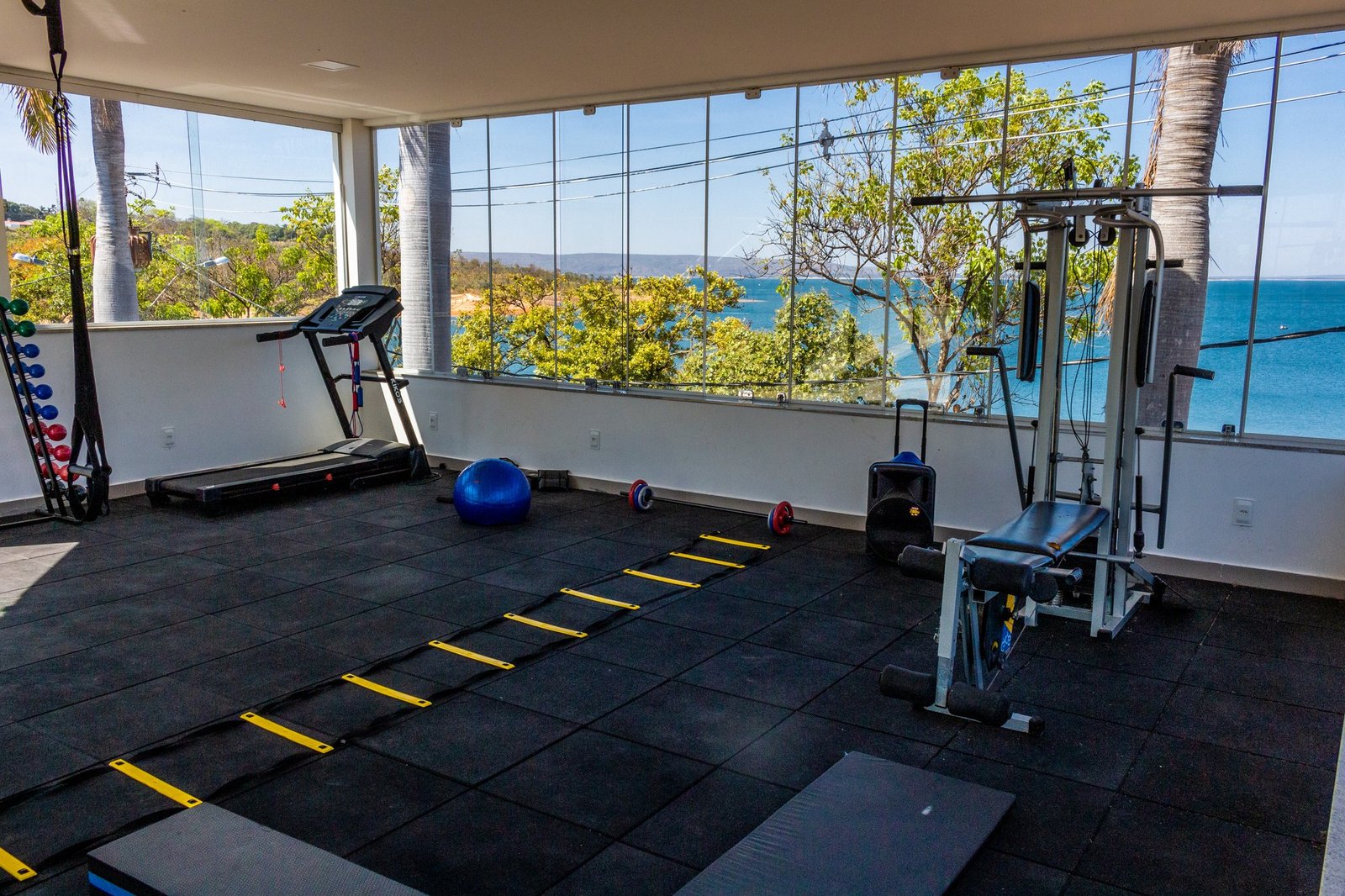 Equipamentos da academia com vista para o lago