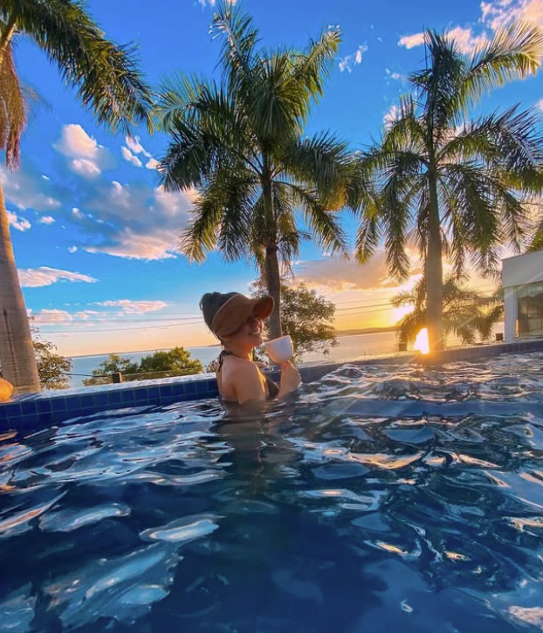 Pôr do sol na piscina