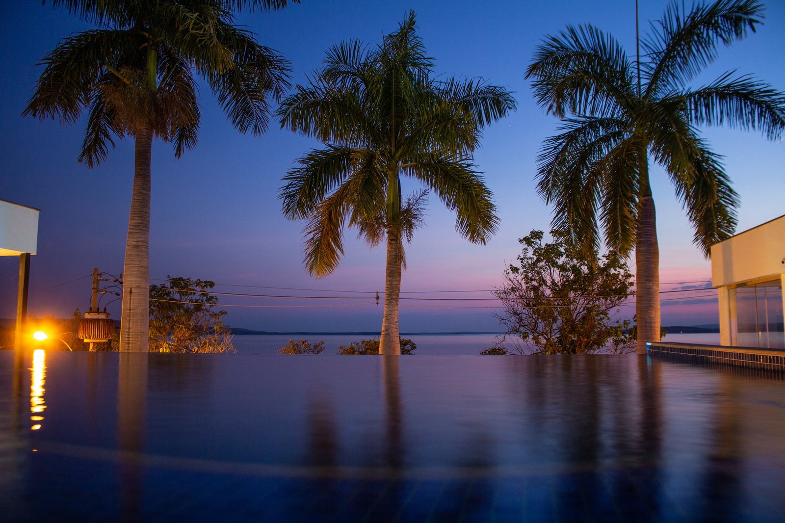 Pôr do sol na piscina