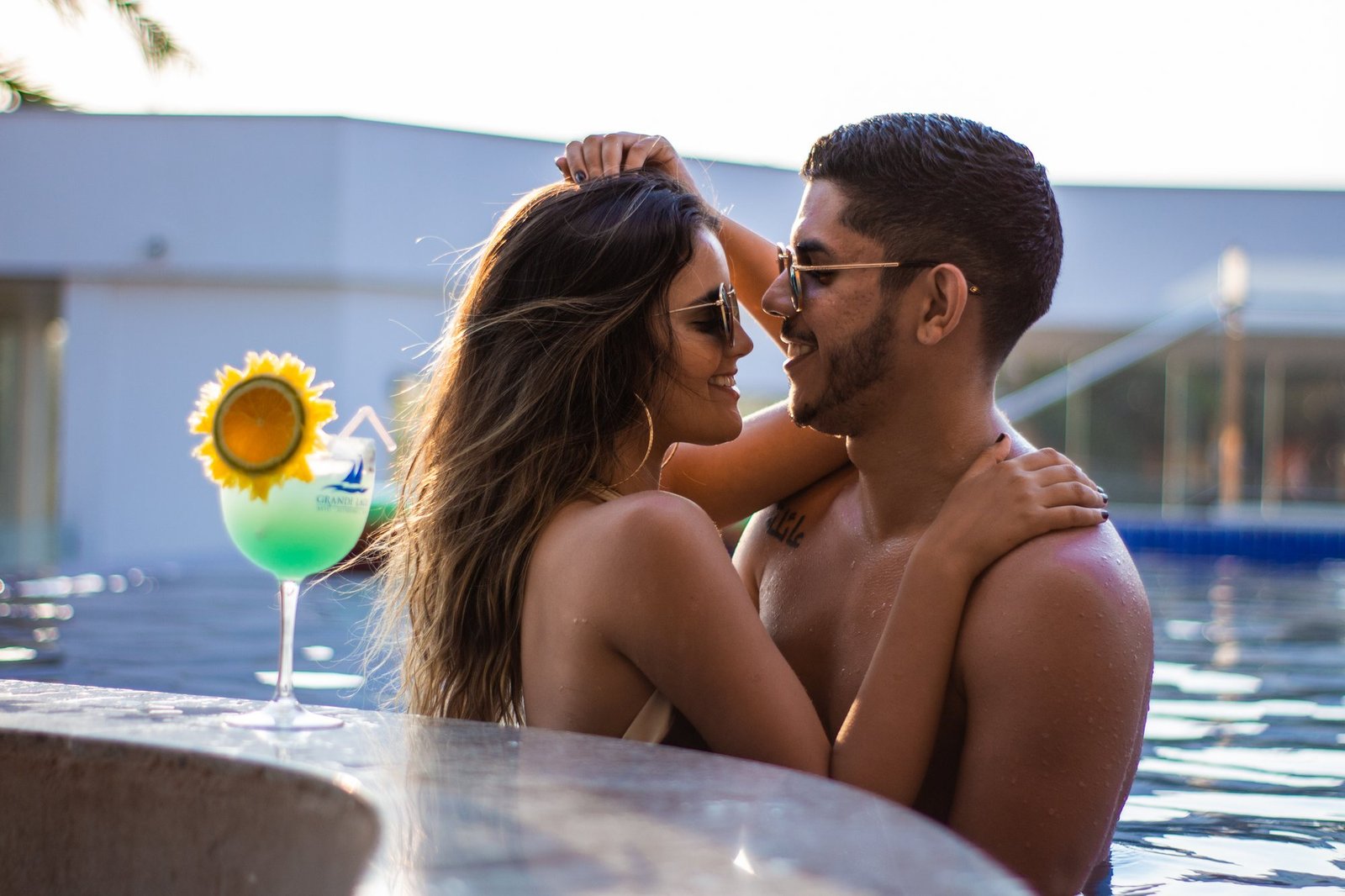 Casal na piscina
